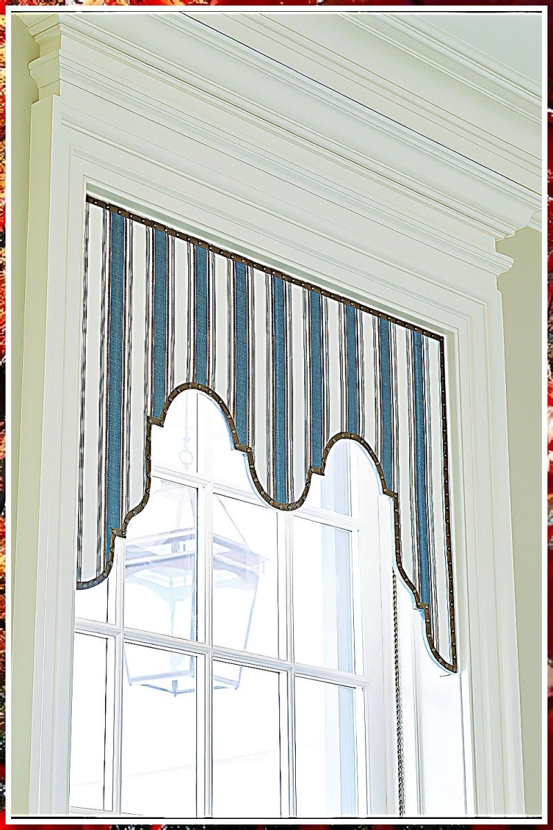 Curtain on the arched window