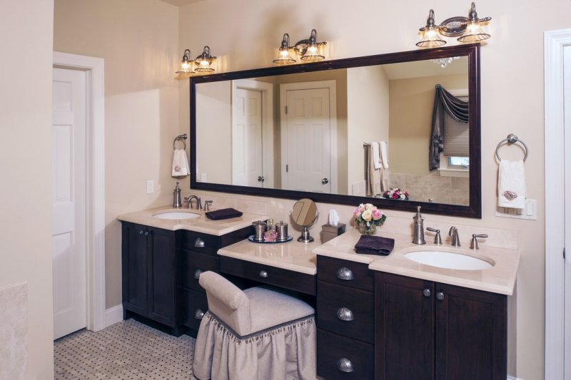 Large mirrors in the bathroom