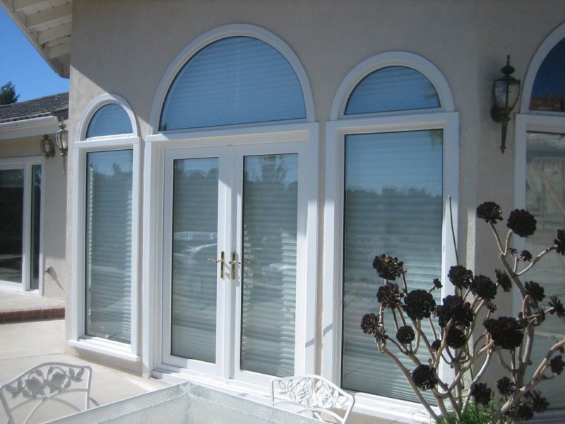 Blinds on the arched window