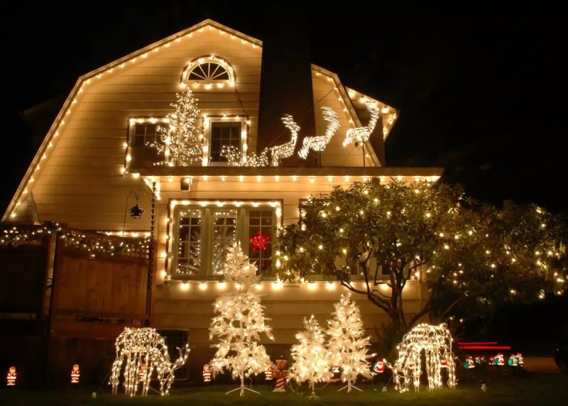 The decoration of the facade with garlands