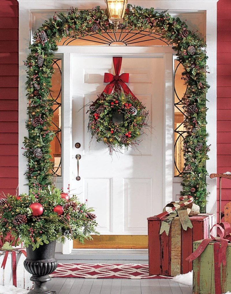 Decoration of the entrance door for the New Year