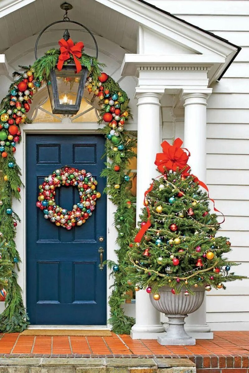 Decoration of the entrance door for the New Year