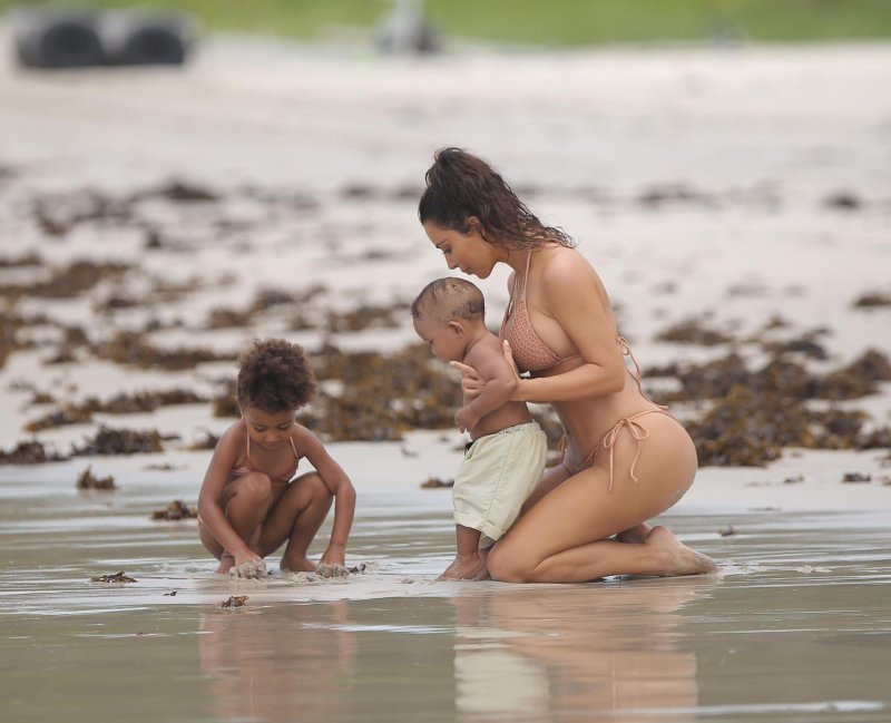 Kim Kardashian with children of us beach