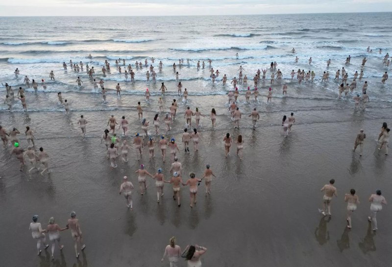Mass bathing naked