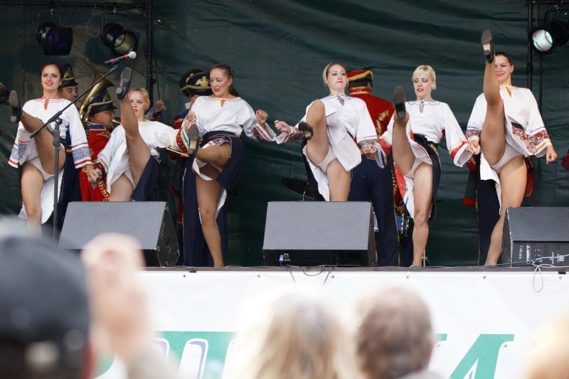Girls without panties at a concert