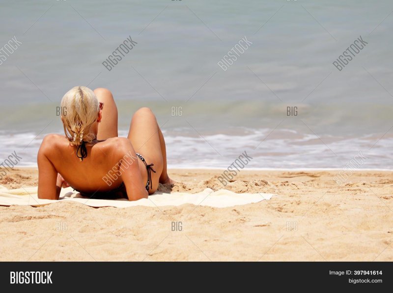 Naked women on a uninhabited island
