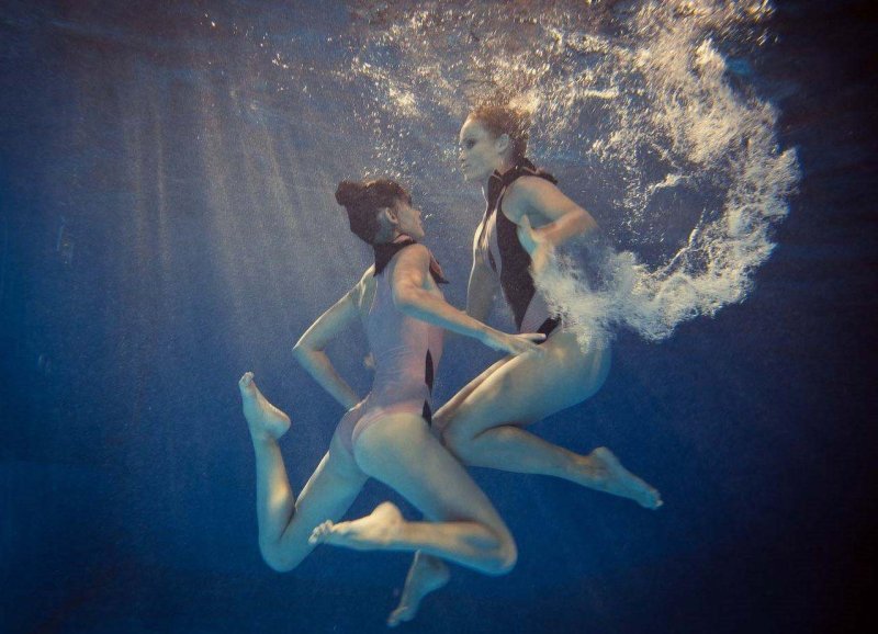 Synchronous swimming underwater