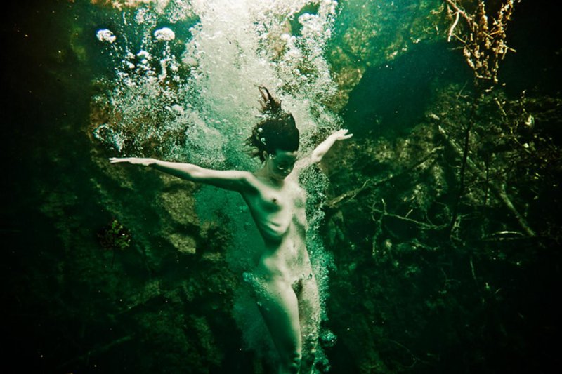 Underwater shooting nude