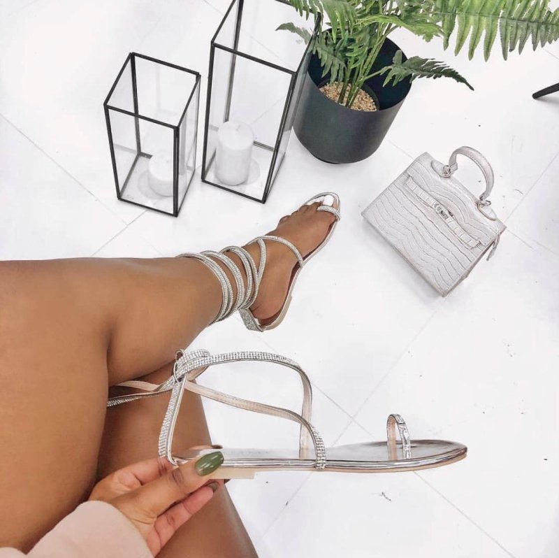 Singer with a transparent heel