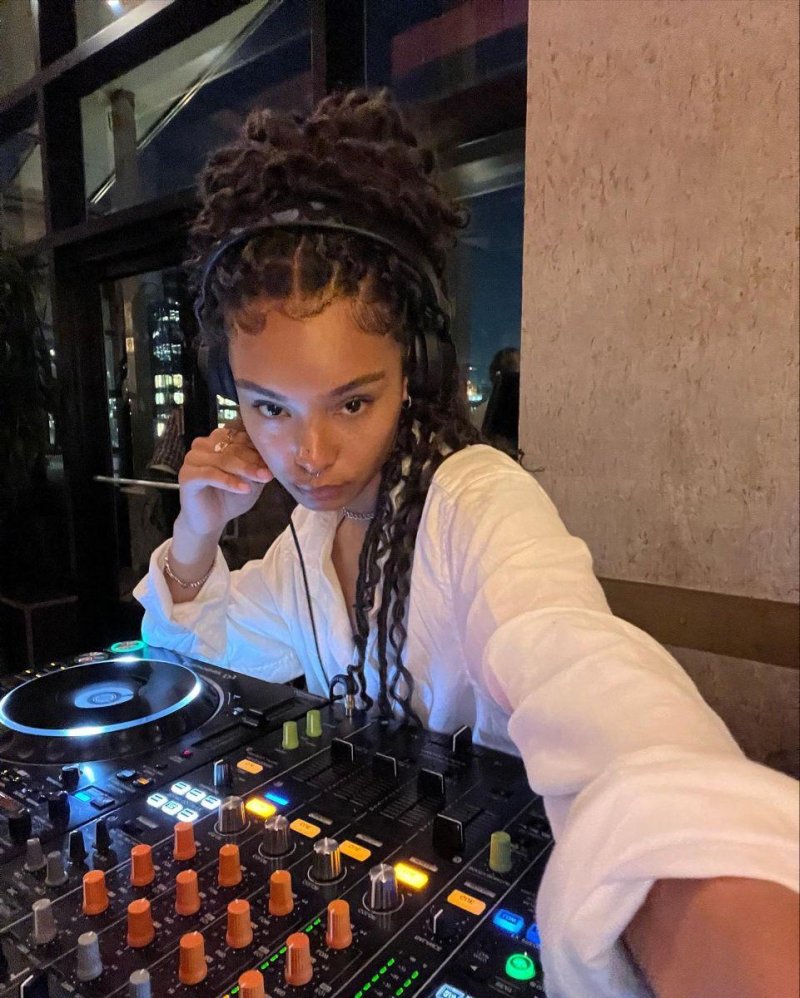 Girl dj