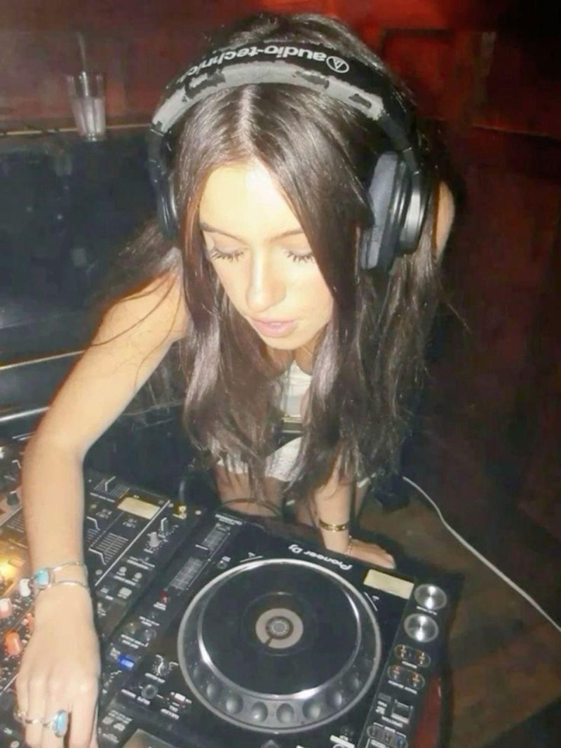 Girl dj