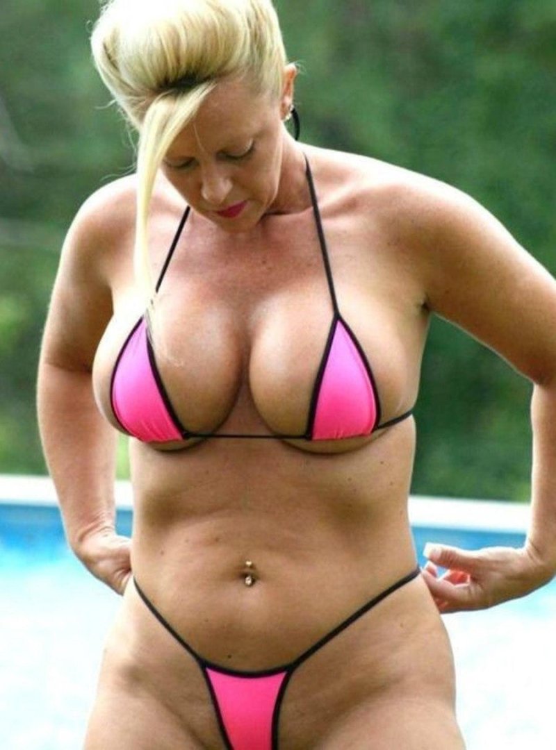 Milfs in micro bikini