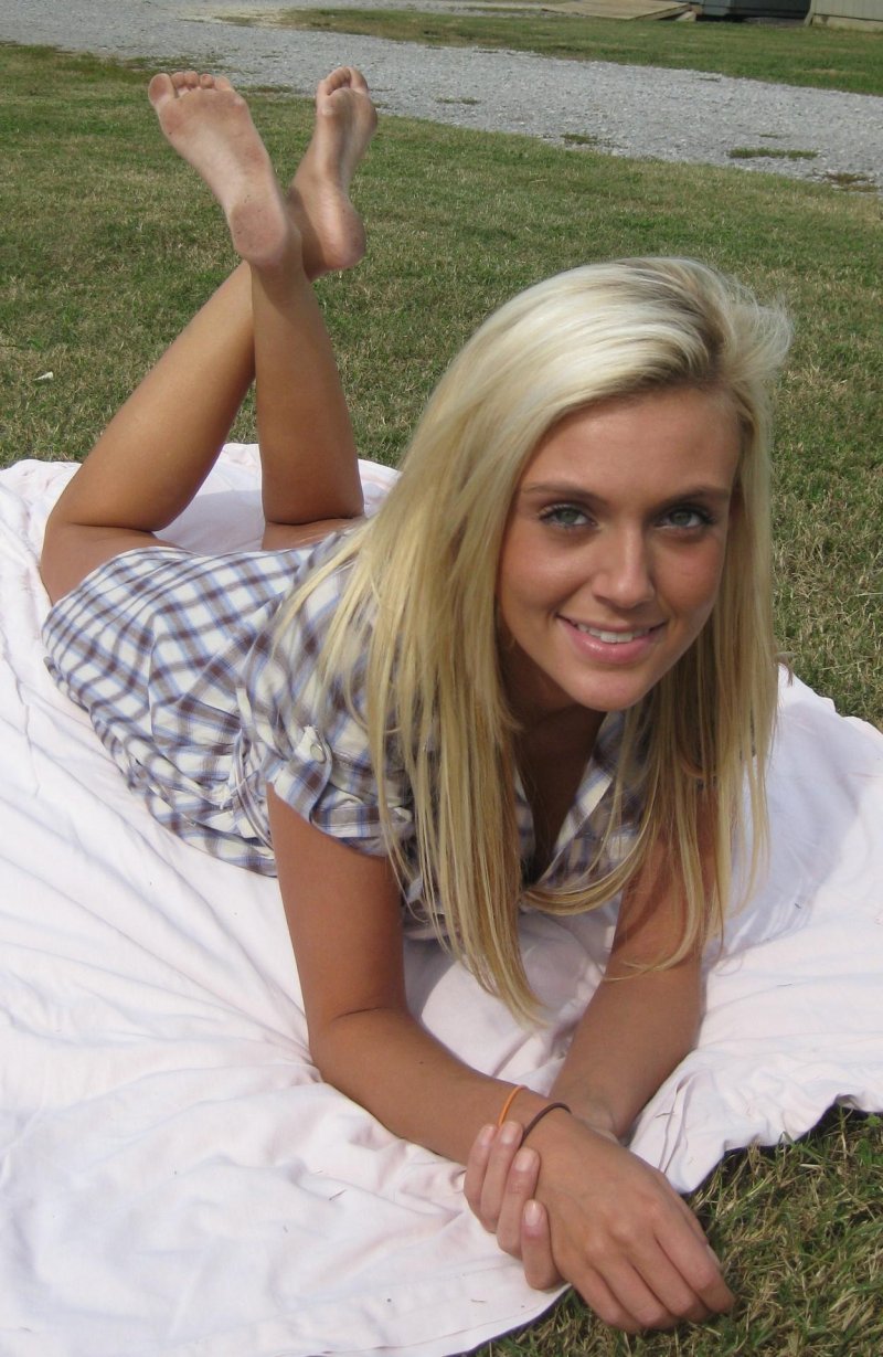 Feet of blondes