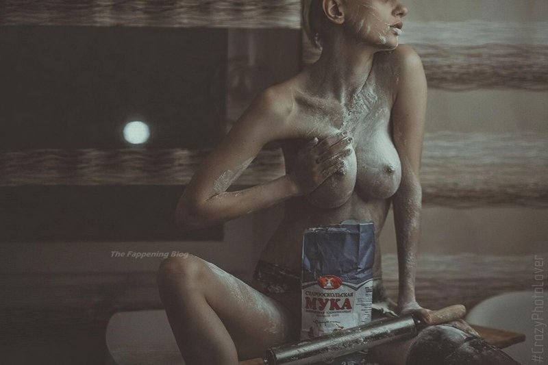 Naked girls in flour