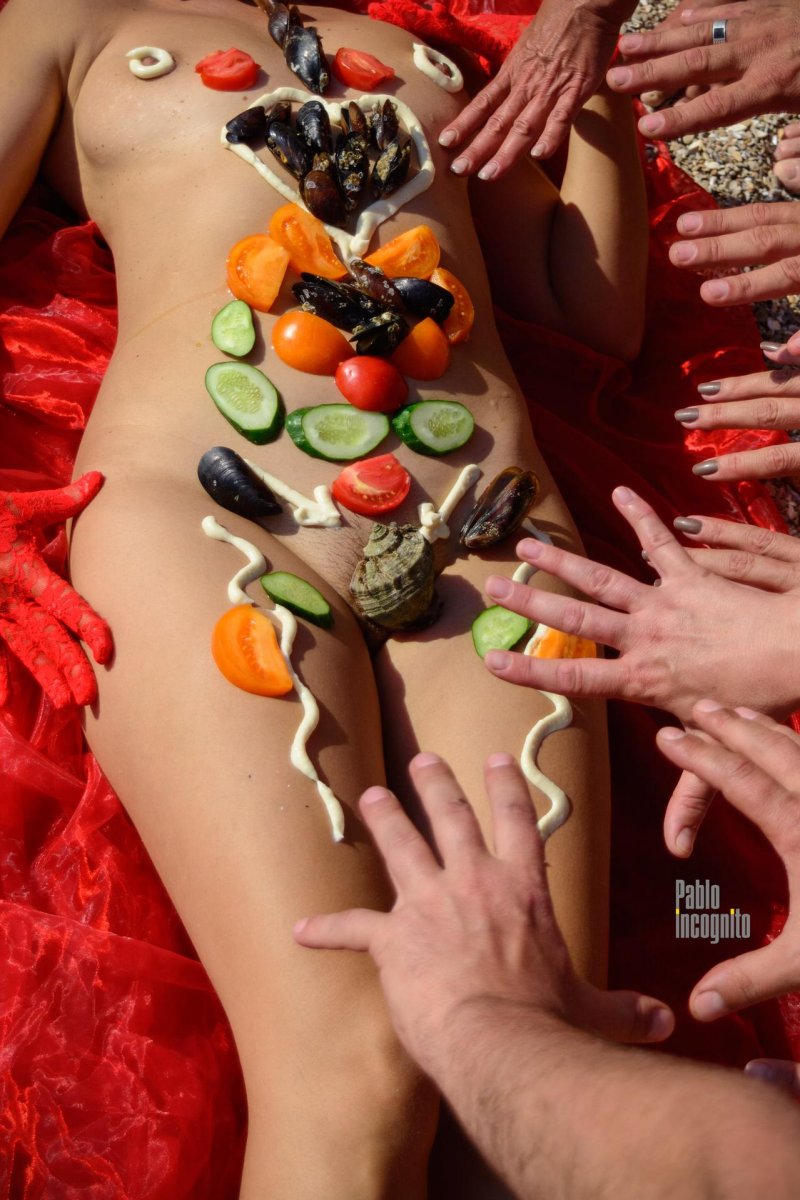 Rolls on a naked girl