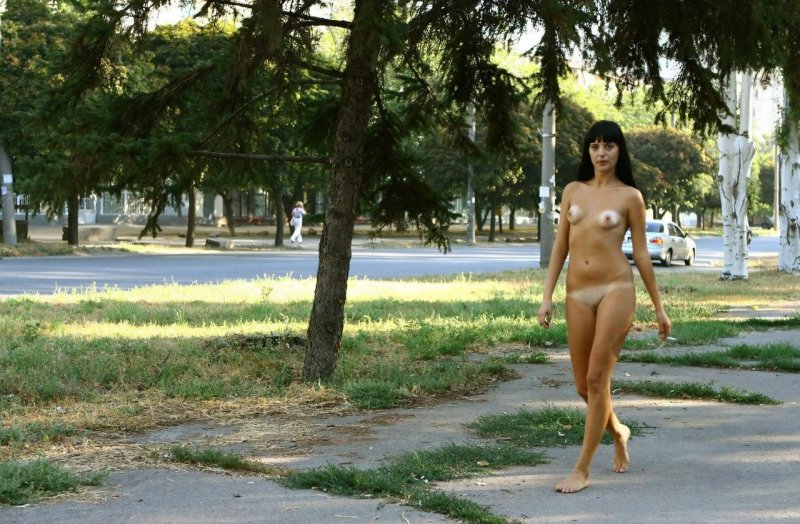 It walked naked along the street