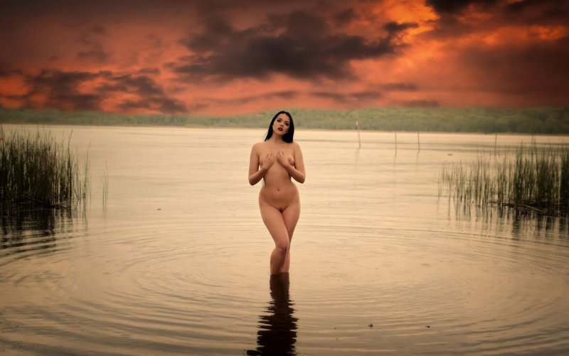 Full girls in the style of nude