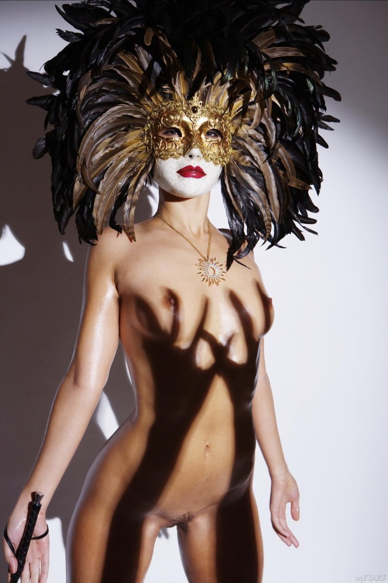 Girl in the carnival mask nude