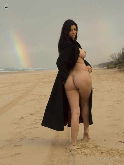Naked Arab women with wide hips