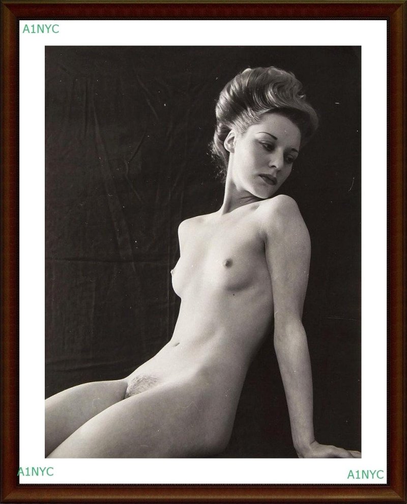 Naked women of the retro model