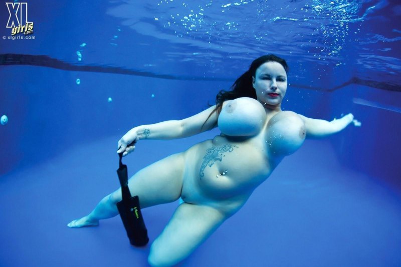 Big boobs under water