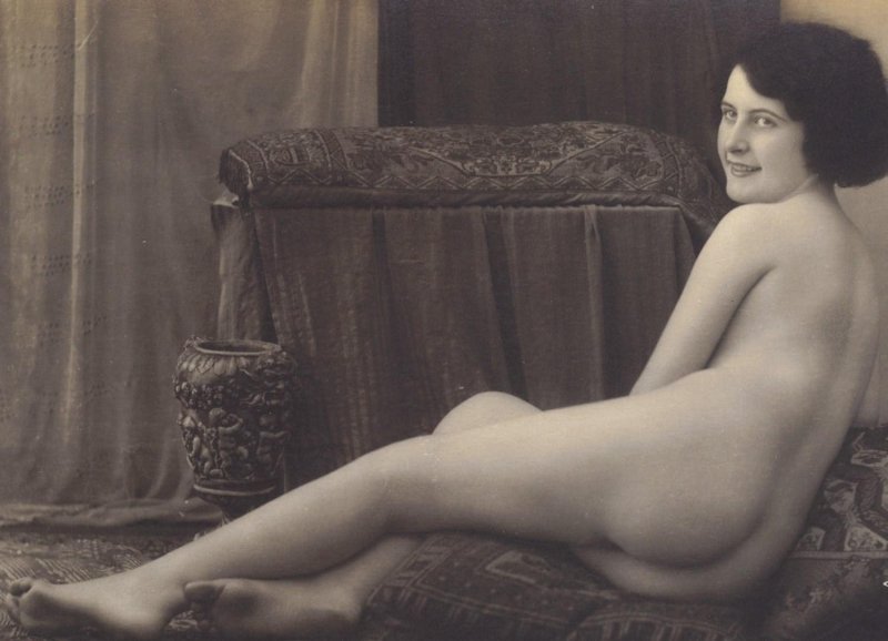 Naked women of the twentieth century