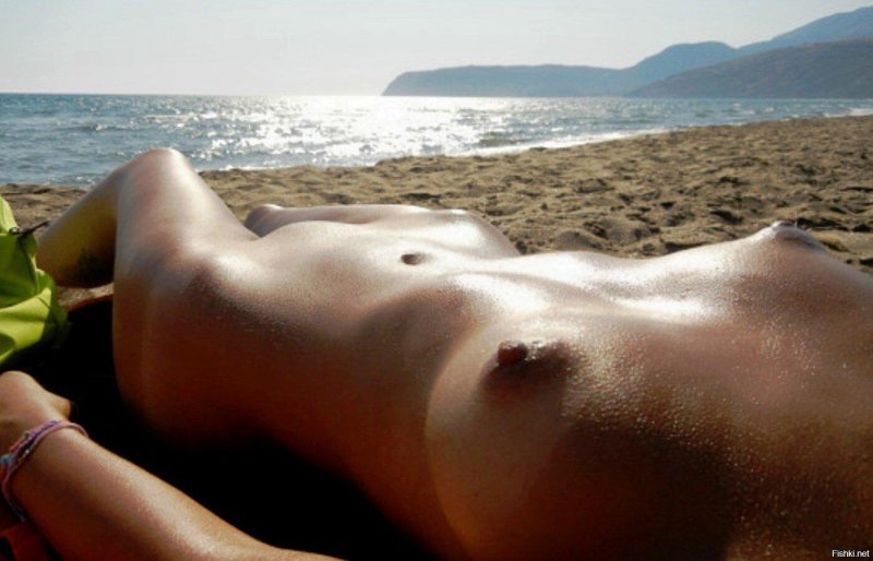 Girls sunbathe naked