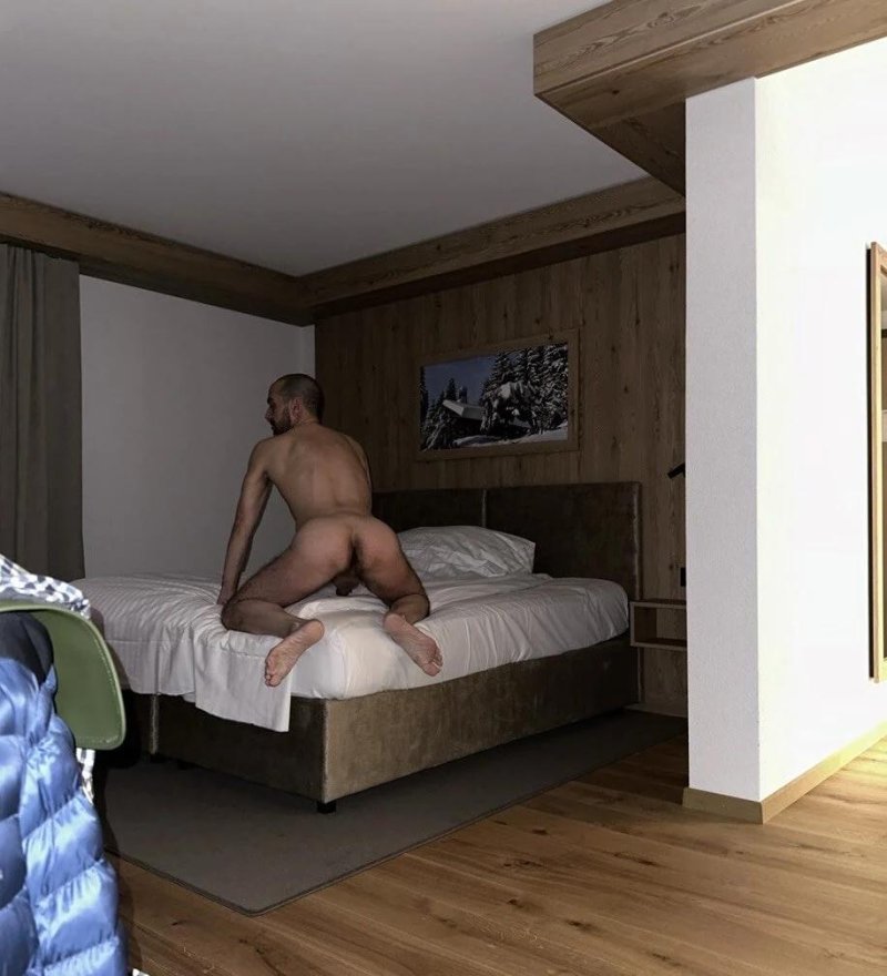 Hotel nude