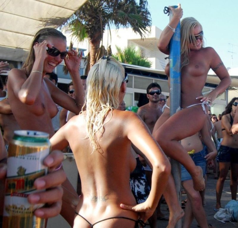 Girls Topless on Ibiza