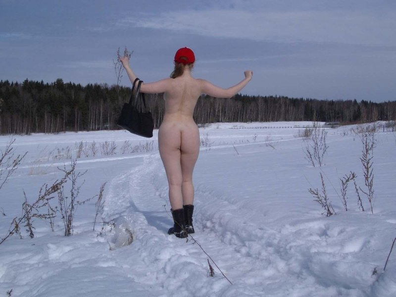 Naked women in the snow