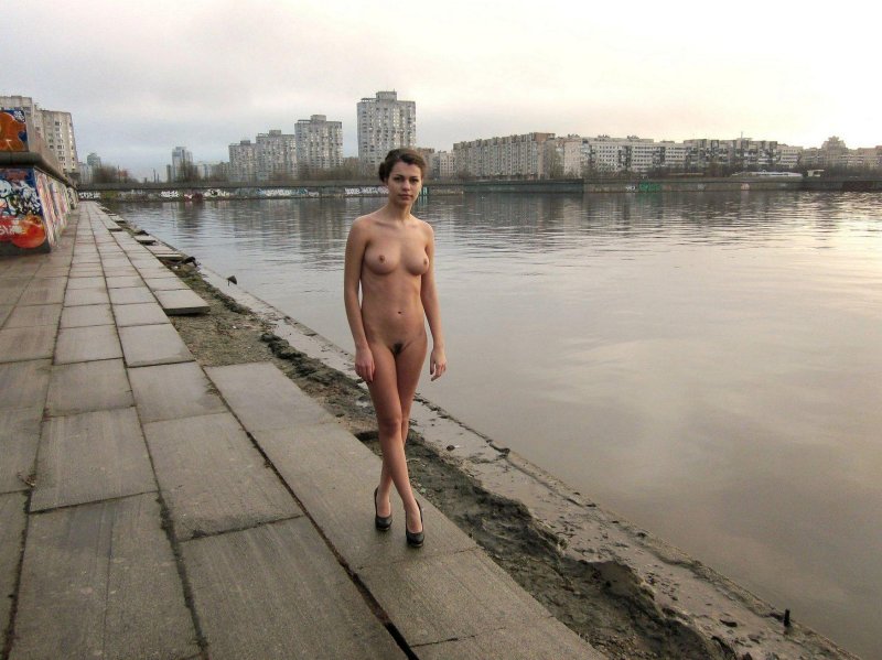 Photo shoot nude on the embankment
