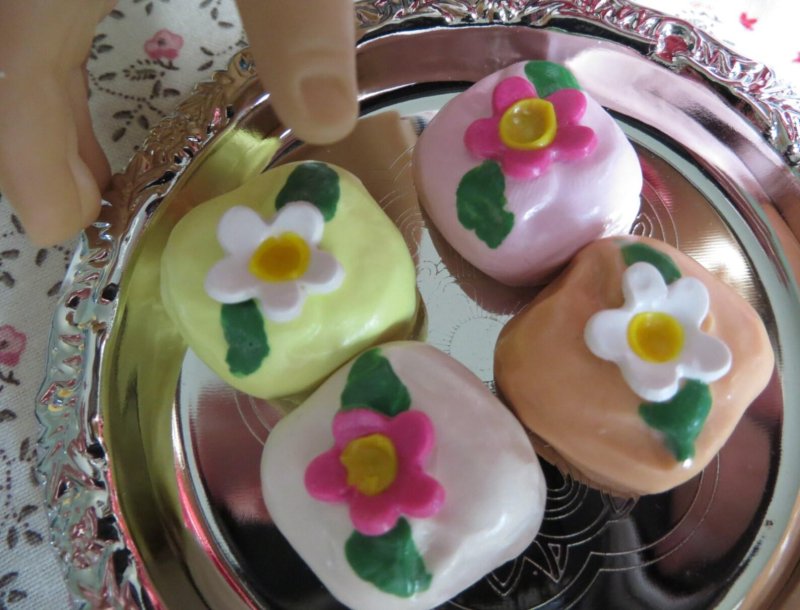Petit four