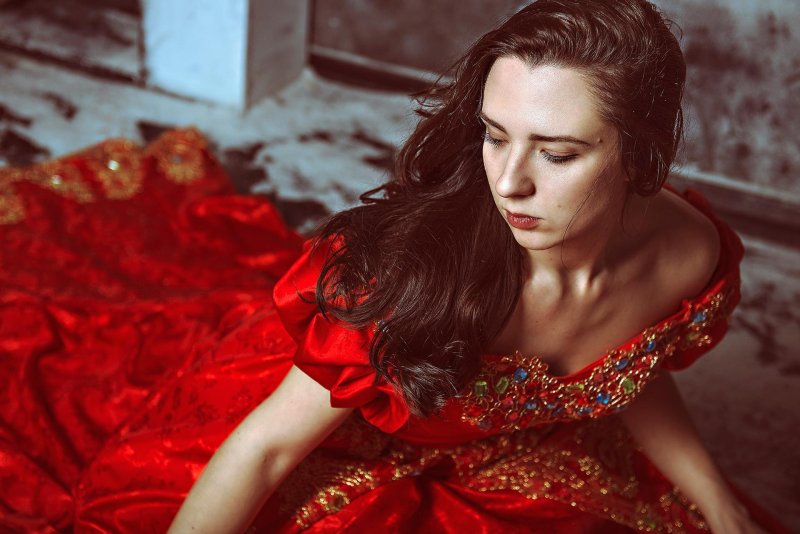 Photoshoot in a red dress
