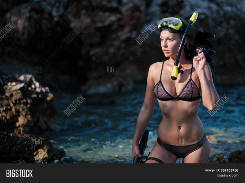 Girls underwater hunters