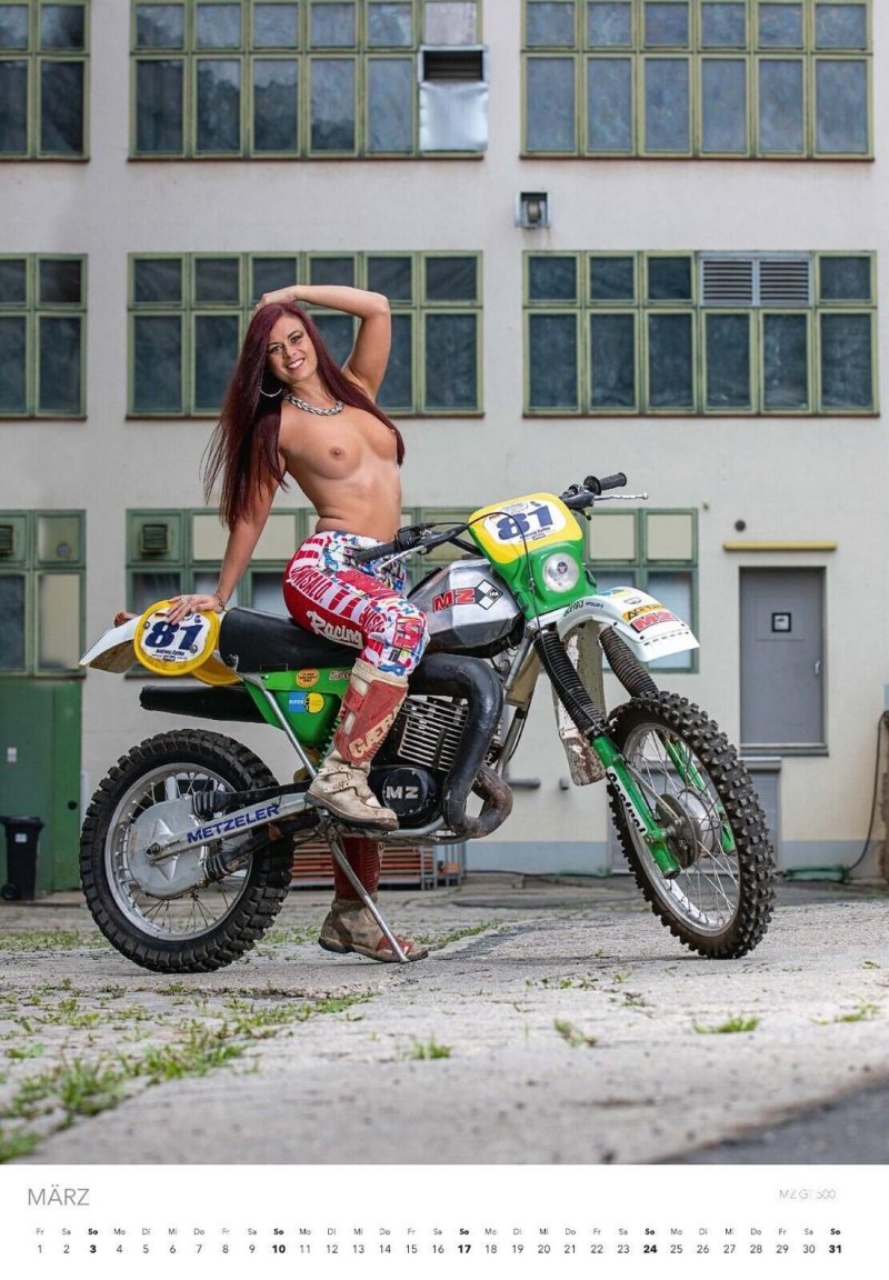 Naked girls on Moto