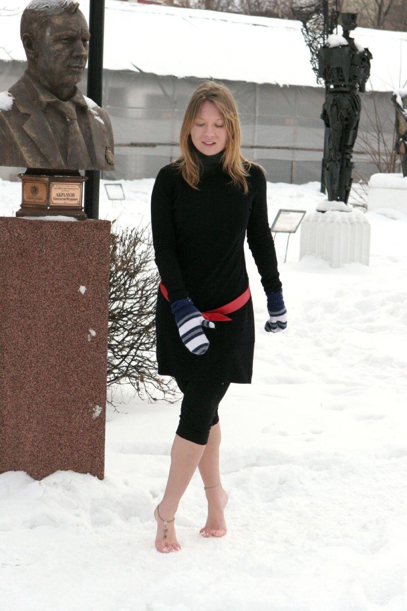 Olga Gavva barefoot in the snow