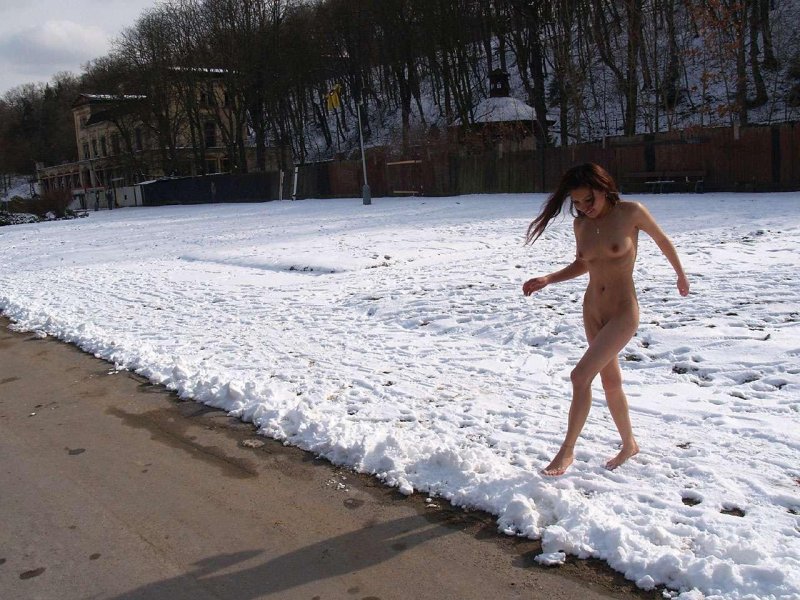 Barefold in the snow of a girl
