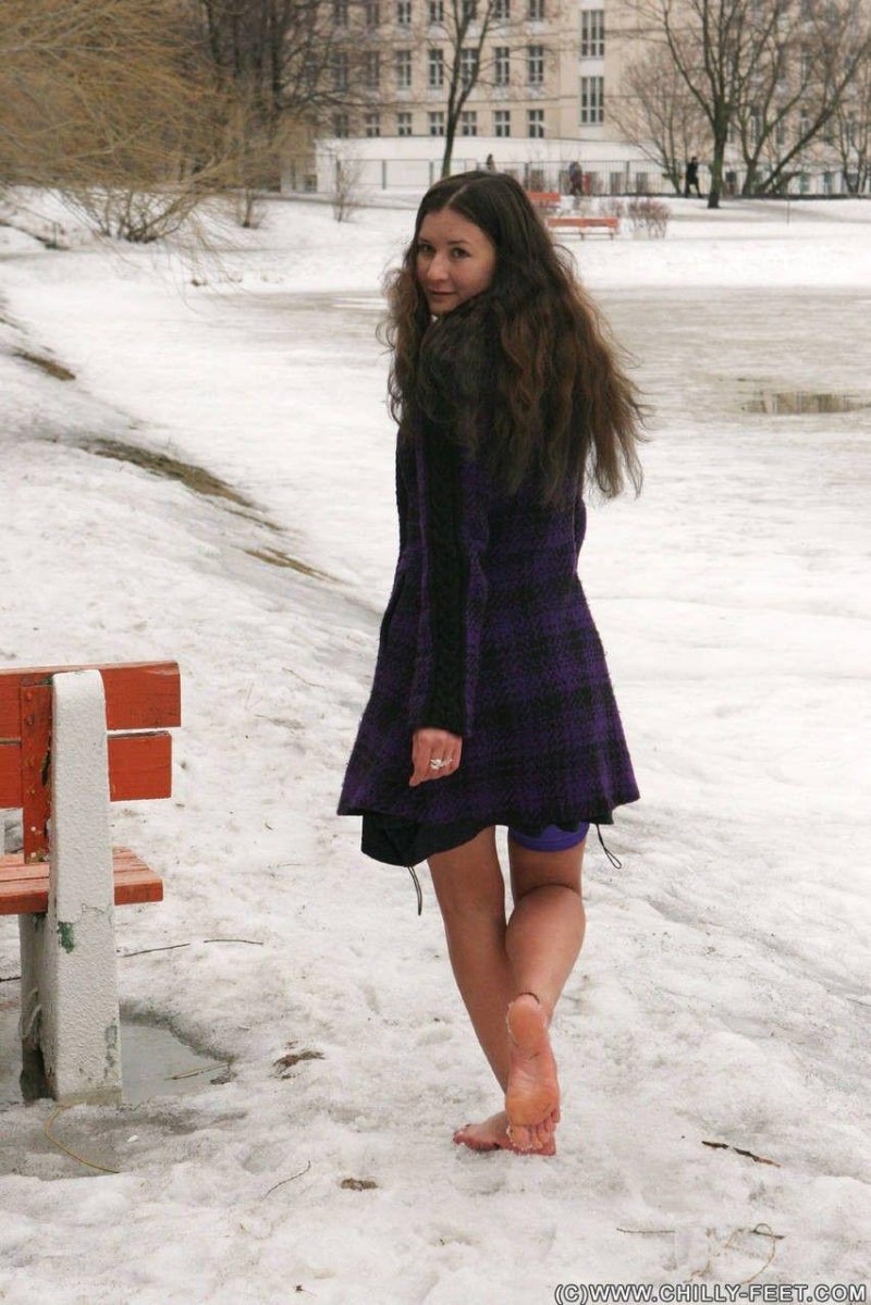 Olga Gavva barefoot in the snow
