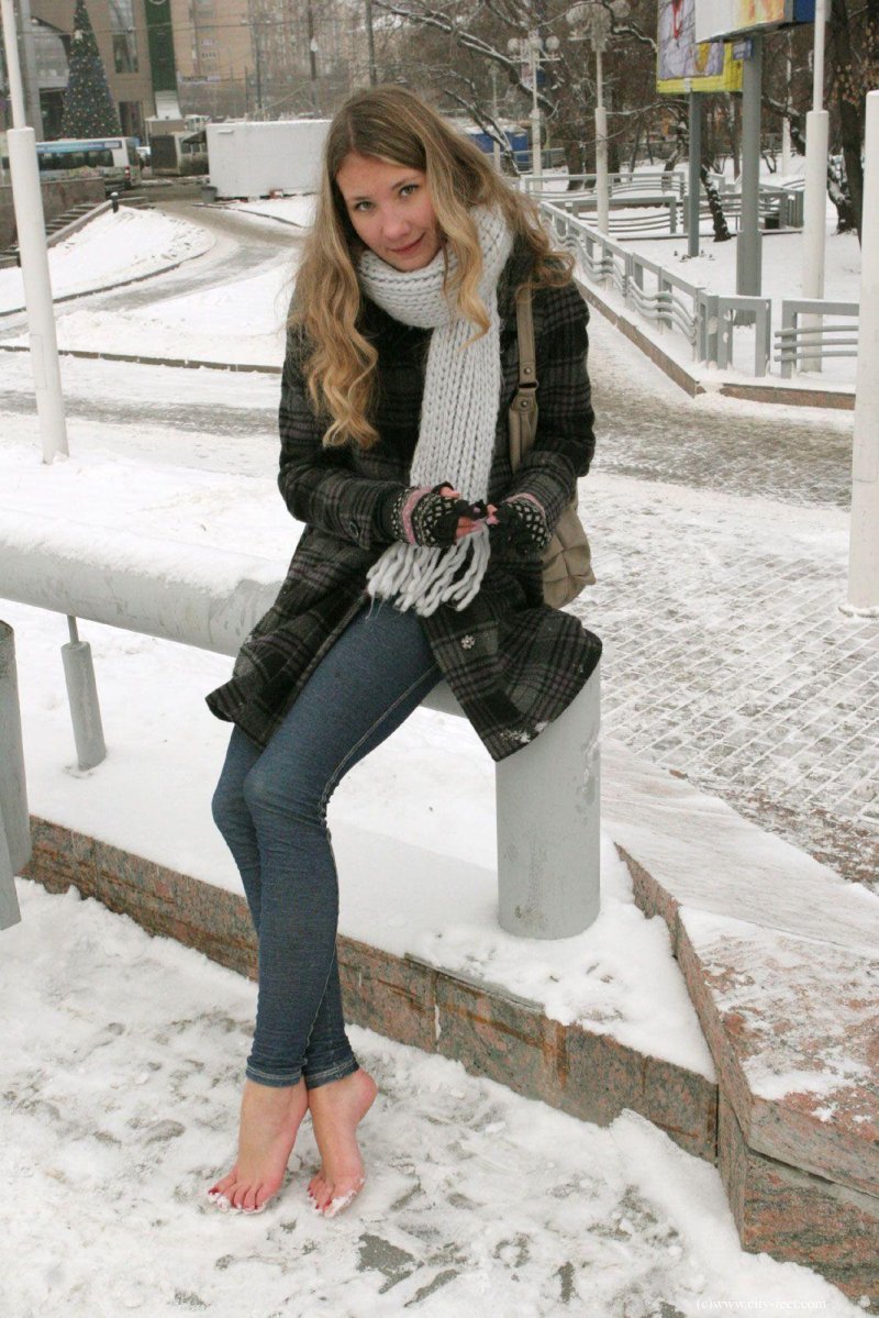Barefold in the snow of a girl