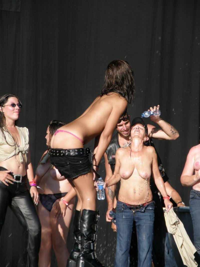 Naked girls on rock concerts
