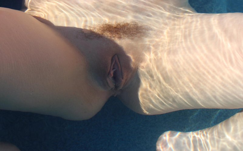 Swimming a girl under water nude