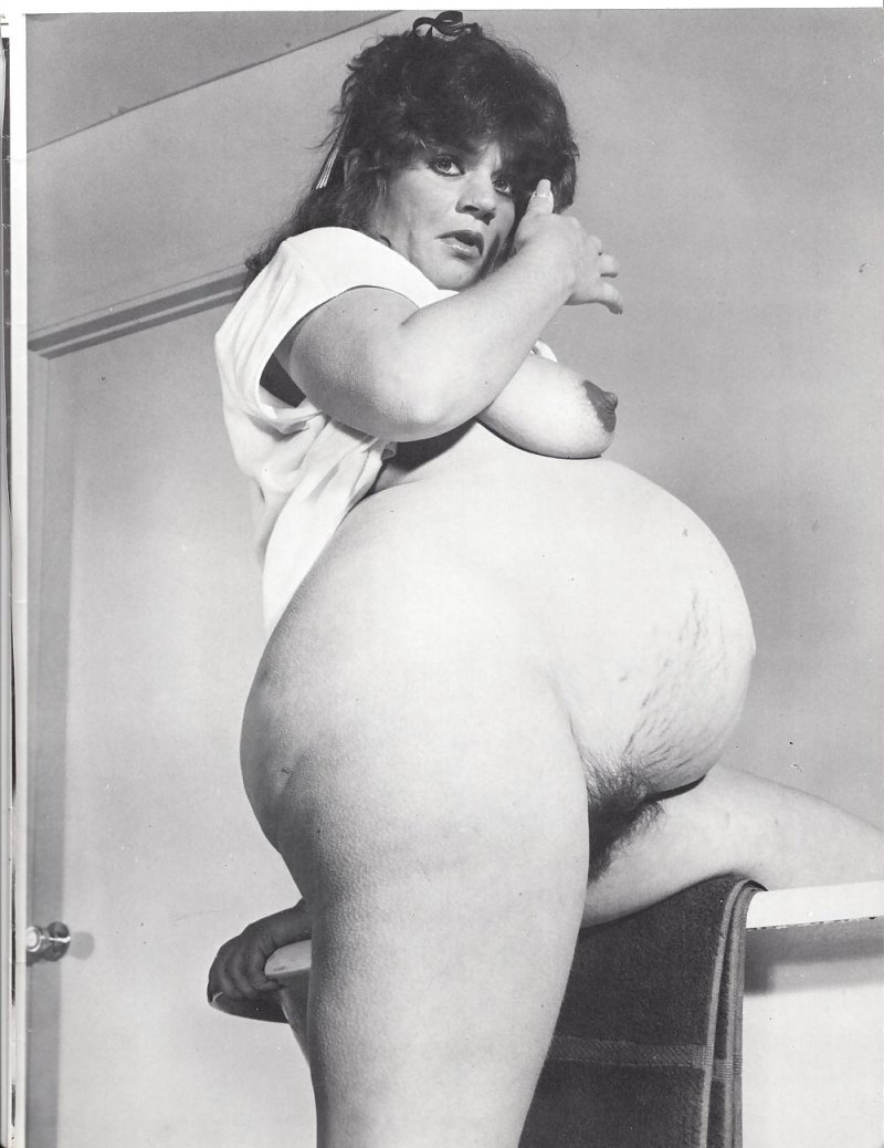 Retro naked pregnant women