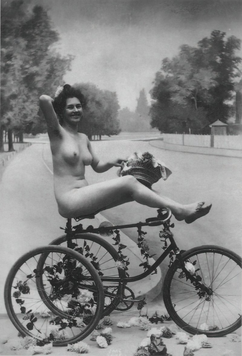 Nude retro cyclists