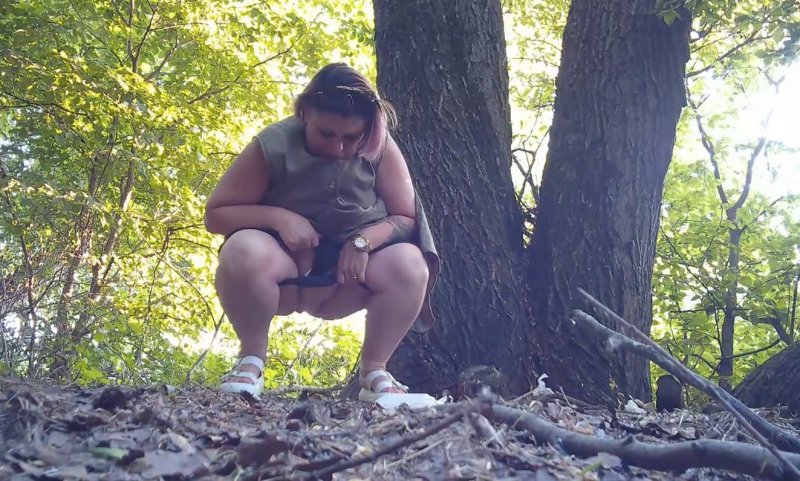 Girls piss in nature