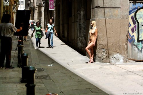 It walked naked along the street