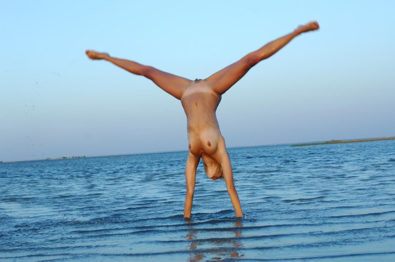Women Naked on the beach Shpagat