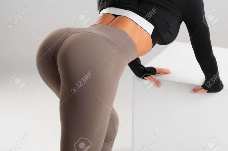 Elastic ass in leggings