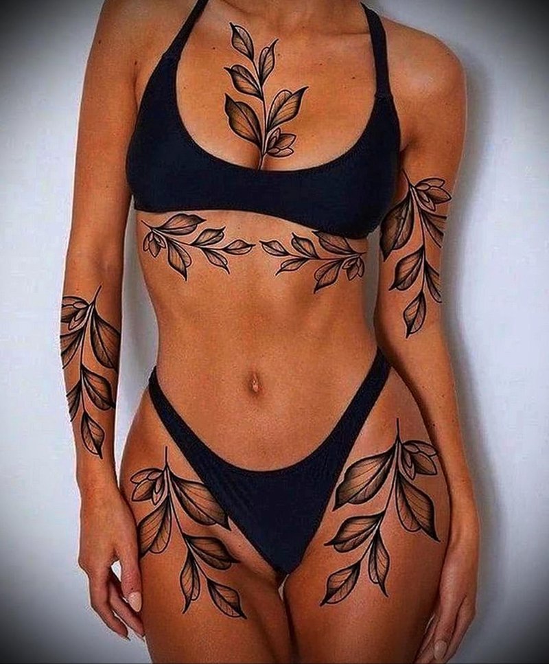 Female tattoo on the thigh