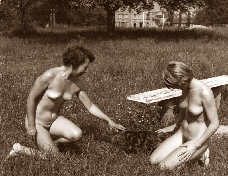 Retro spied naked women