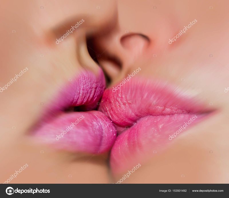 Kisses lips